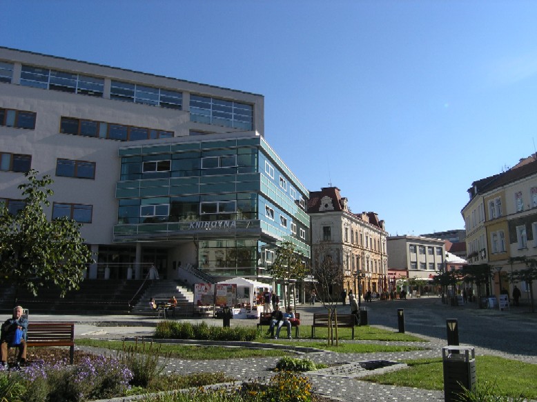 Pohled na  knihovnu z náměstí