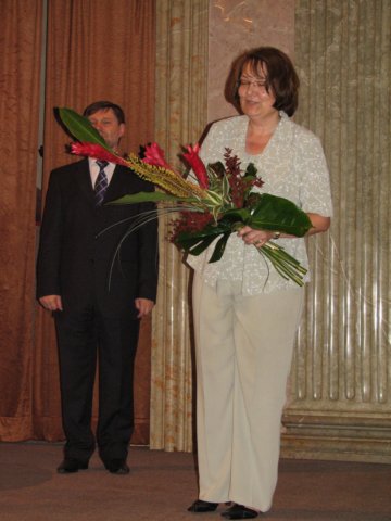 Vedle nositelů této ceny byla květinami za skvělou organizaci valné hromady i návazné konference obdarována také Hana Študentová