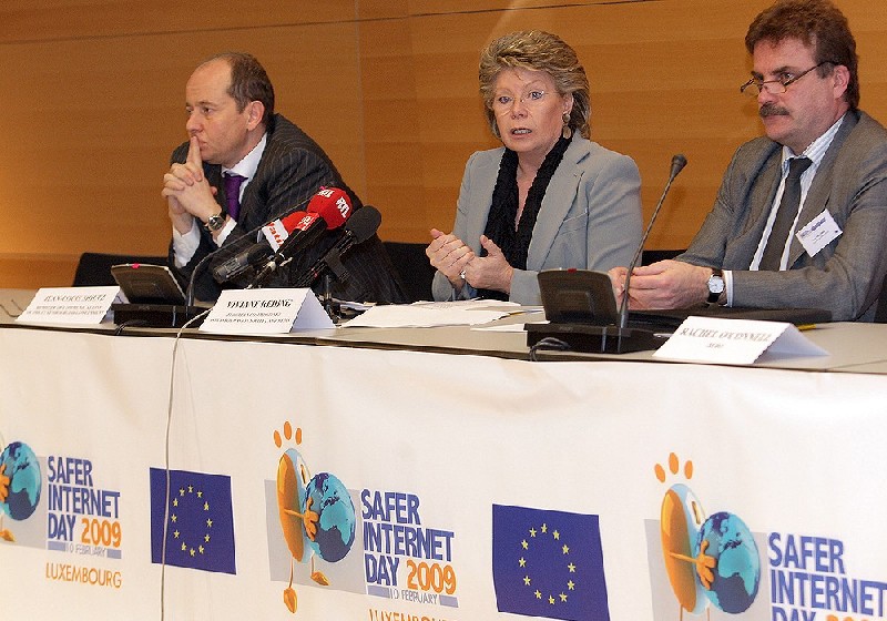 Jean-Louis Schiltz, Viviane Redingová a Antti Peltomäki (zdroj: European Communities)