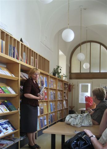 Vedoucí knihovny A. Sahánková při výkladu v čítárně