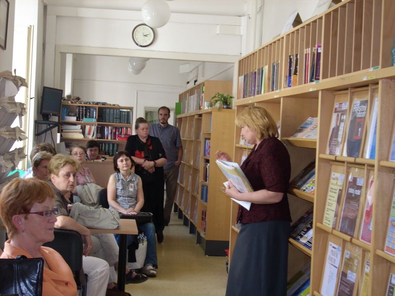 Vedoucí knihovny A. Sahánková při výkladu v čítárně