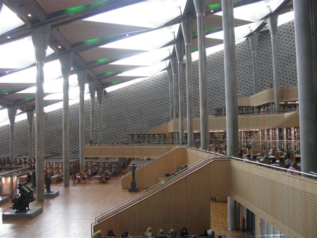 Interiér knihovny – hlavní Kallimachova hala je tvořena 11 vzestupnými, vzájemně propojenými podlažími