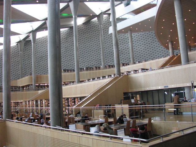 Interiér knihovny – hlavní Kallimachova hala je tvořena 11 vzestupnými, vzájemně propojenými podlažími