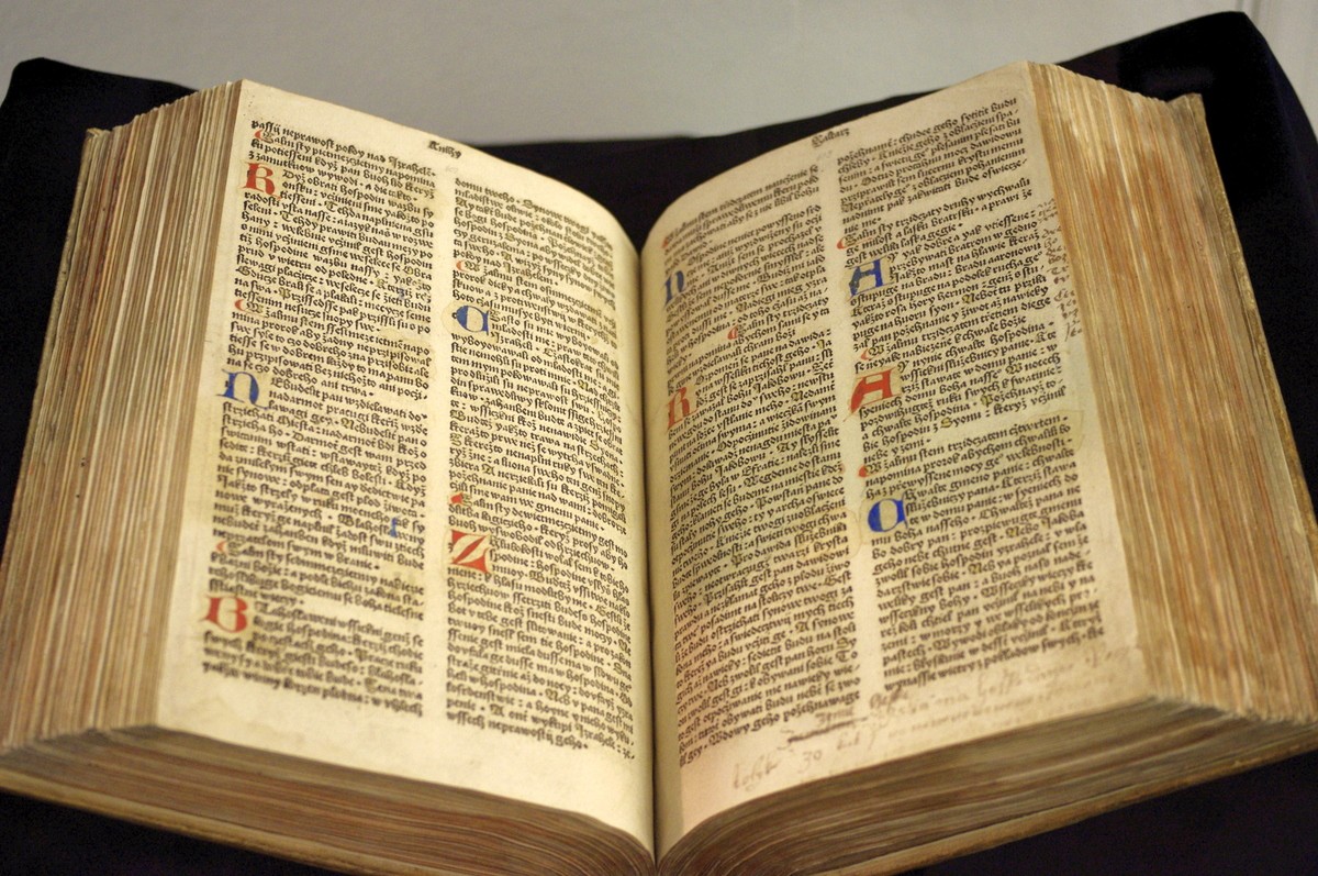 Vzácný exemplář Bible pražské byl v srpnu 2002 poškozen povodní. Nejstarší prvotisk, kterým Městská knihovna v Praze disponuje, byl v následujícím roce zrestaurován a poté digitalizován