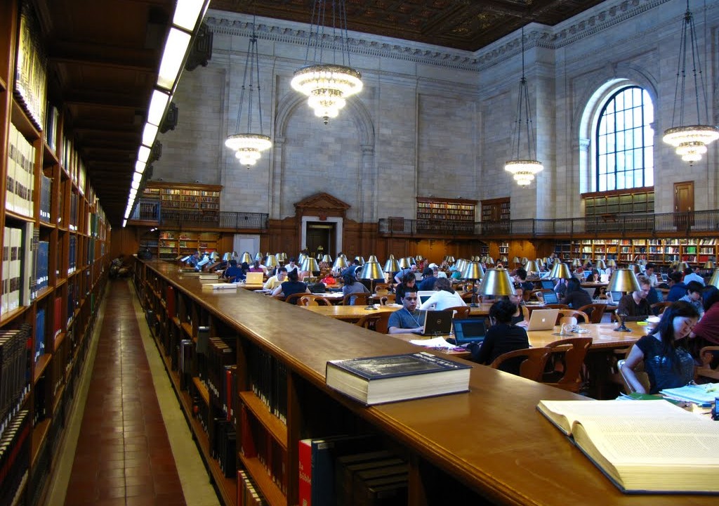 Přestože digitalizace umožňuje pohodlný dálkový přístup ke zdrojům, studovna newyorské knihovny zůstává hojně obsazena čtenáři, kteří se za knihou neváhají vydat osobně
