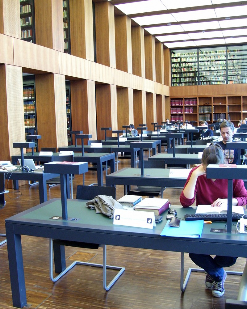 Knihovna nabízí i specializované studovny - například studovnu starých tisků