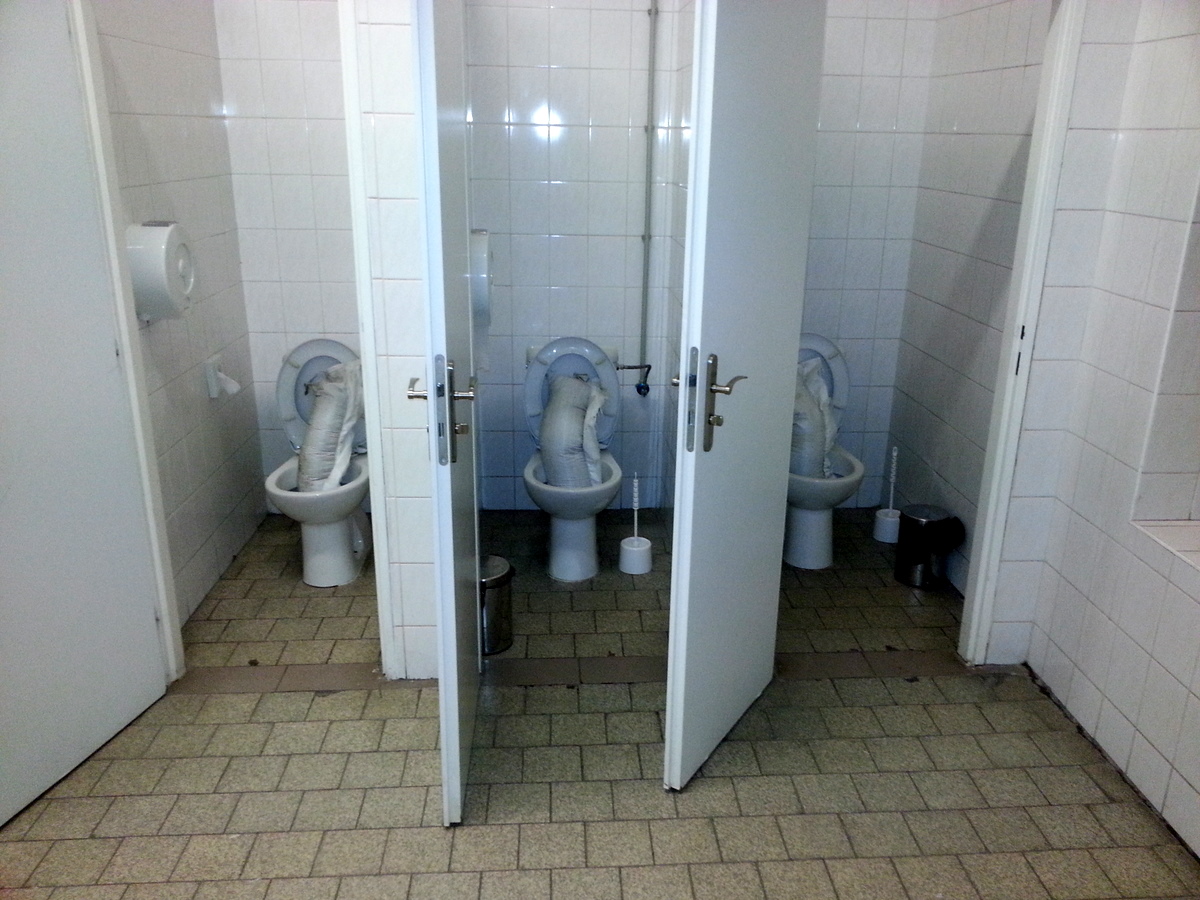Toalety v suterénu Klementina
