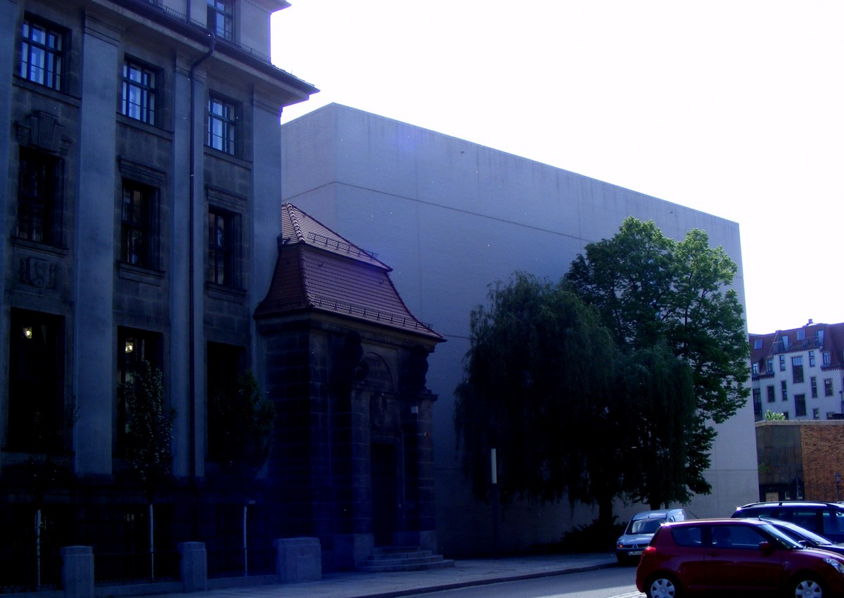 Landesarchiv Drážďany, historická i nová budova; pohled do badatelny; pohled z historických depotů do dvorany