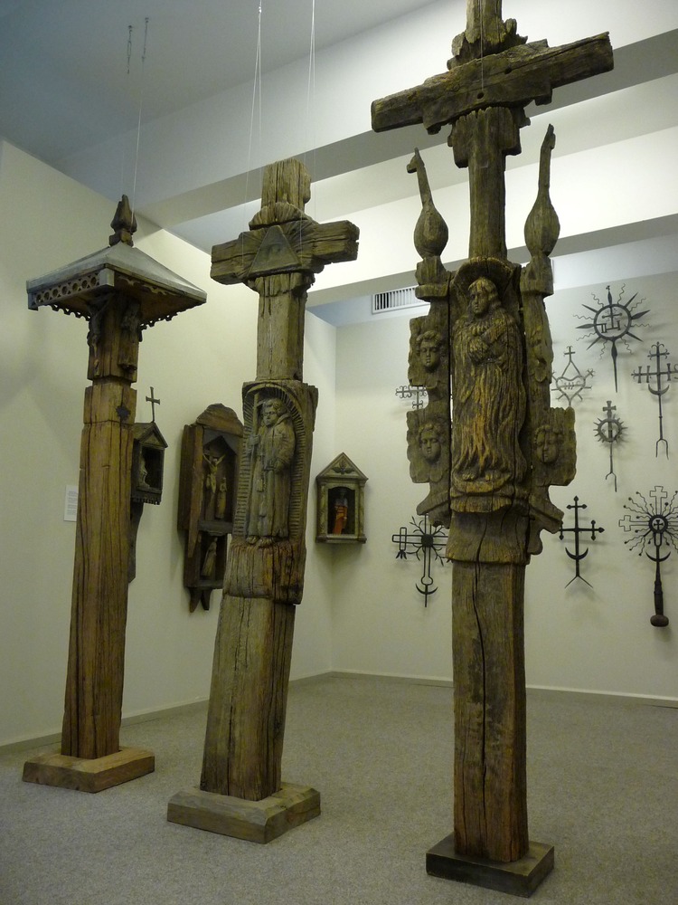 Vyřezávané dřevěné kříže