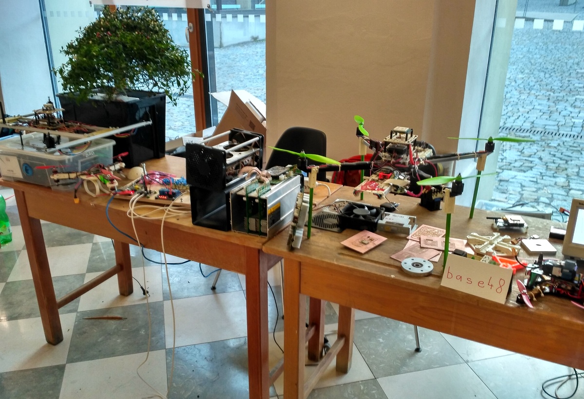 Stánky s elektronikou, drony a 3D tiskem